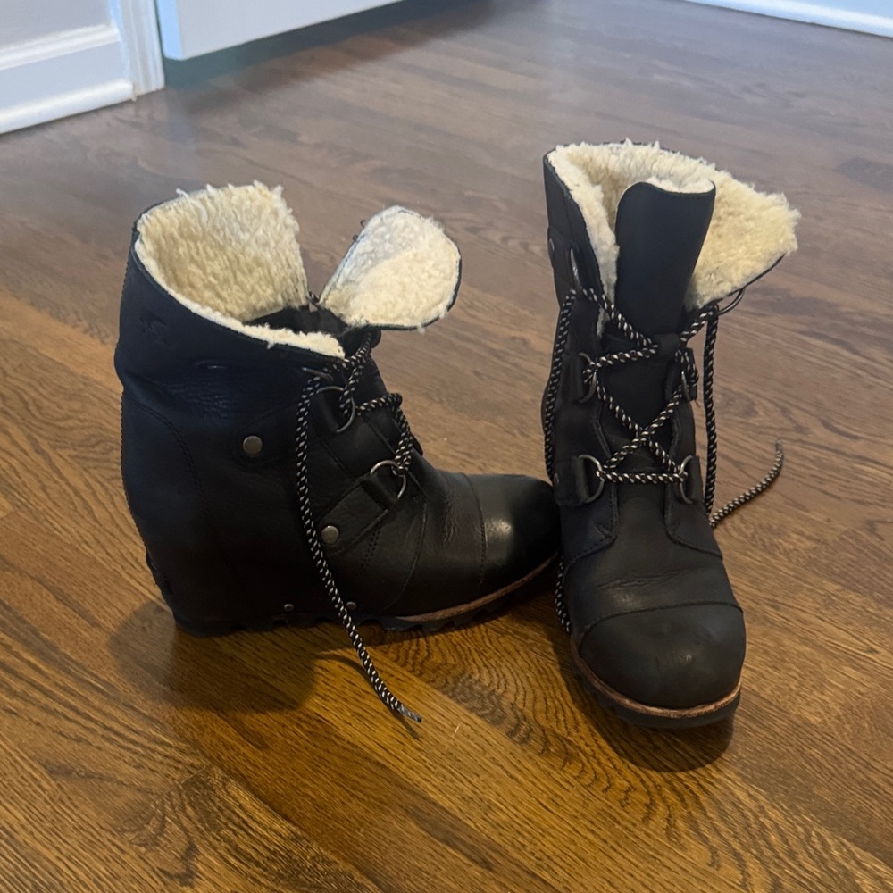 Sorel Black Lace-Up Wedge Ankle Boots with Cream Faux-Shearling